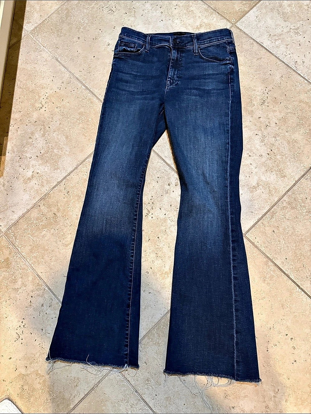 Mother The Weekender Fray Flare Jeans in Blue size 29